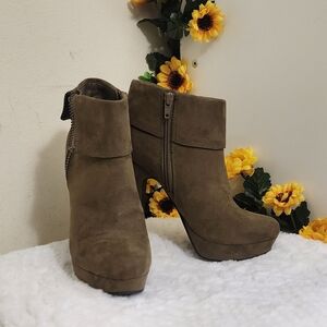 GBG Los Angeles Tan Suede Heeled Boots